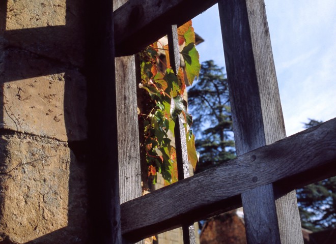 Portail en bois et pieux de fer, Dordogne