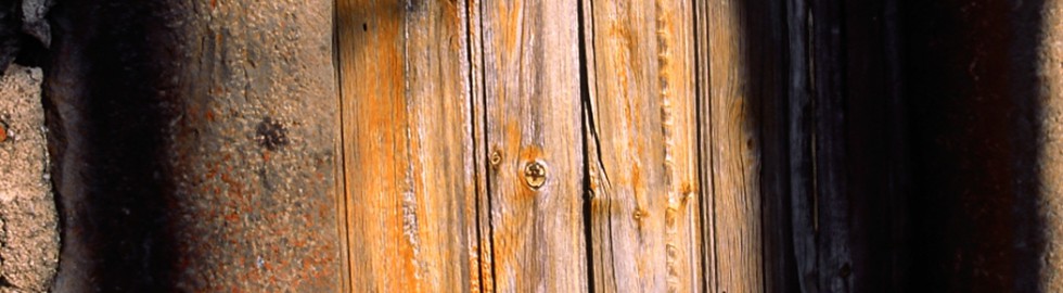 Vieille porte au soleil d’automne, Haute-Loire