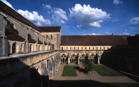 Abbaye de Noirlac, Cher – Vue sur le cloître