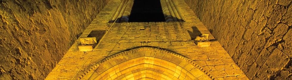 Abbaye de Saint-Amand de Coly, Dordogne – Portail, de nuit