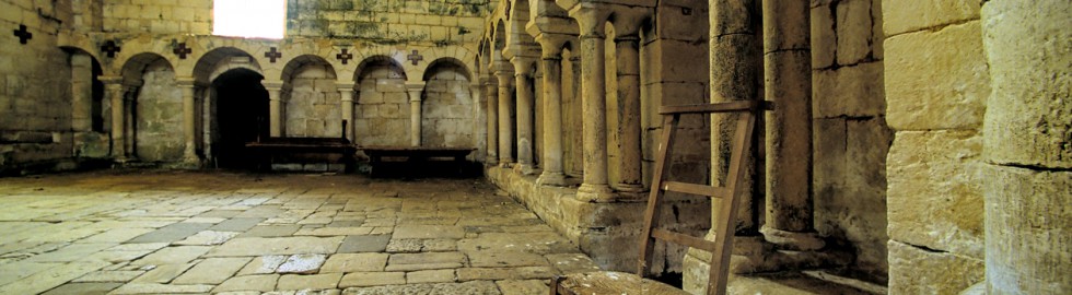 Abbaye de Saint-Amand de Coly, Dordogne – Prie-Dieu solitaire