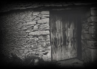 Cabanes du Breuil, Dordogne – Détail, filtre noir