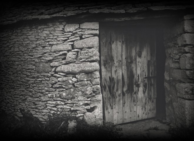 Cabanes du Breuil, Dordogne – Détail, filtre noir