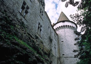 Château de Bridoire, Dordogne – Le château vu depuis les fossés