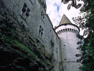 Château de Bridoire, Dordogne – Le château vu depuis les fossés