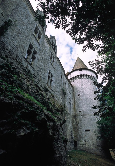 Château de Bridoire, Dordogne – Le château vu depuis les fossés