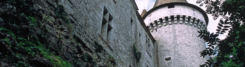 Château de Bridoire, Dordogne – Le château vu depuis les fossés