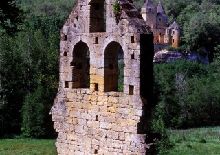 Le château de Laussel vu depuis l’ancienne chapelle de Commarque, Dordogne