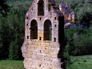 Le château de Laussel vu depuis l’ancienne chapelle de Commarque, Dordogne