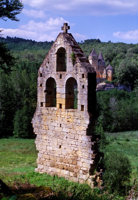 Le château de Laussel vu depuis l&rsquo;ancienne chapelle de Commarque, Dordogne