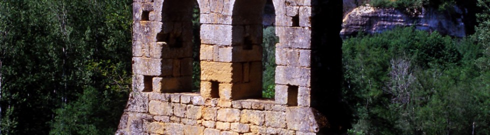 Le château de Laussel vu depuis l’ancienne chapelle de Commarque, Dordogne