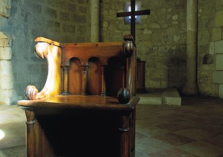 Eglise Saint-Pierre, Gironde – Siège en bois dans le choeur