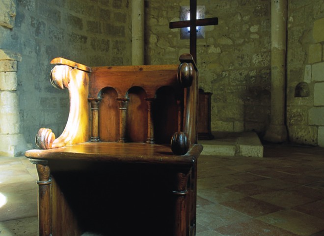 Eglise Saint-Pierre, Gironde – Siège en bois dans le choeur