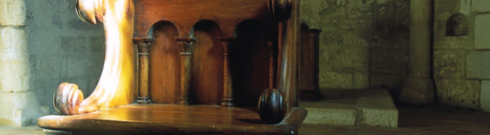 Eglise Saint-Pierre, Gironde – Siège en bois dans le choeur