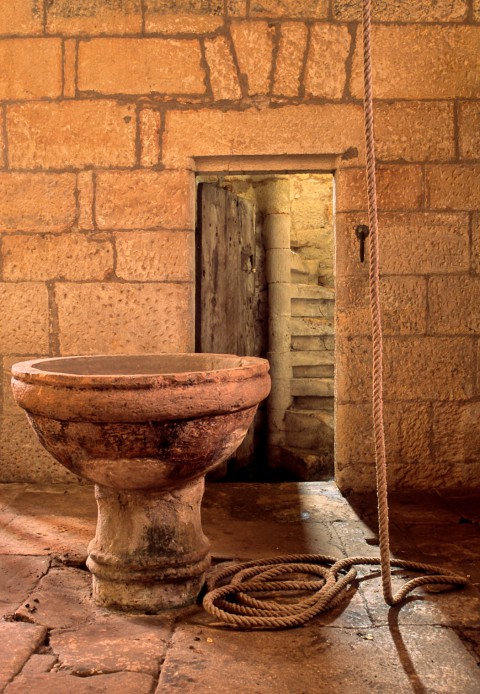 Fond baptismaux et escalier à vis, Valojoulx, Dordogne