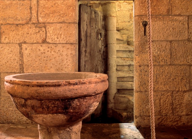 Fond baptismaux et escalier à vis, Valojoulx, Dordogne