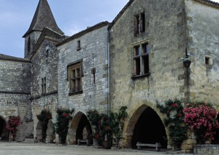 Monpazier, Dordogne – Les arcades et la place