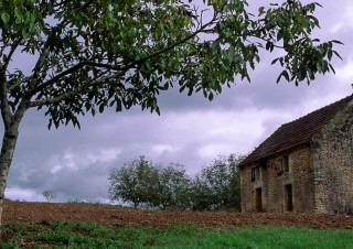 Ciel d’orage sur terre ocre, Dordogne