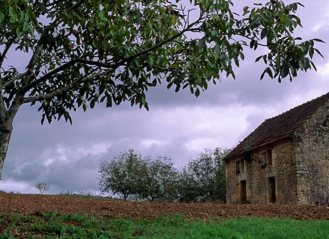 Ciel d’orage sur terre ocre, Dordogne