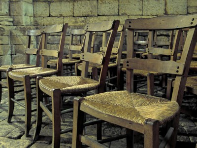 Les vieilles chaises de l’abbaye de Saint-Amand de Coly, Dordogne