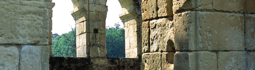 Porte romane plein-cintre, Abbaye de Boschaud, Dordogne