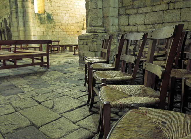 Abbaye de Saint-Amand de Coly, Dordogne – Ensemble de vieilles chaises