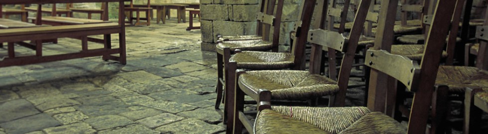 Abbaye de Saint-Amand de Coly, Dordogne – Ensemble de vieilles chaises