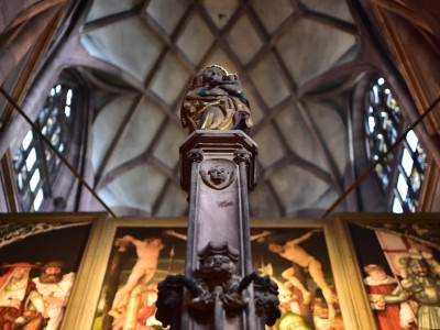 Cathédrale de Fribourg-en-Brisgau, Allemagne  –  Statue et voûte