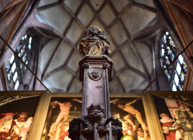 Cathédrale de Fribourg-en-Brisgau, Allemagne  –  Statue et voûte