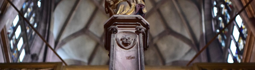 Cathédrale de Fribourg-en-Brisgau, Allemagne  –  Statue et voûte