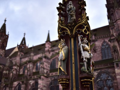 Fontaine près de la cathédrale de Fribourg-en-Brisgau, Allemagne