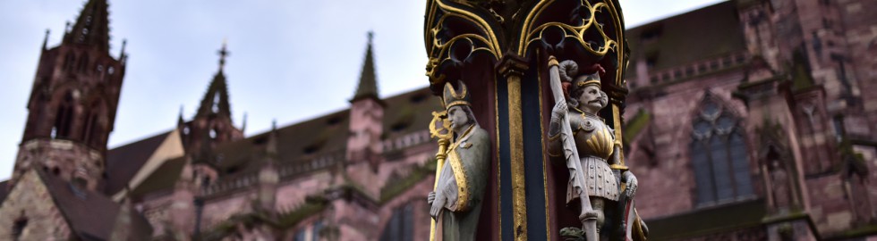 Fontaine près de la cathédrale de Fribourg-en-Brisgau, Allemagne