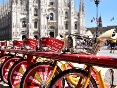 Bicyclette et monument… Duomo di Milano, Milan, Italie