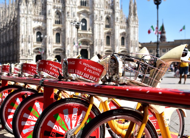 Bicyclette et monument… Duomo di Milano, Milan, Italie