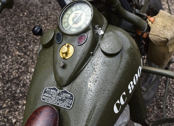 Après la pluie. Harley-Davidson militarisée