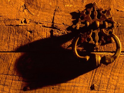 Vieille poignée de porte dans la nuit, Dordogne