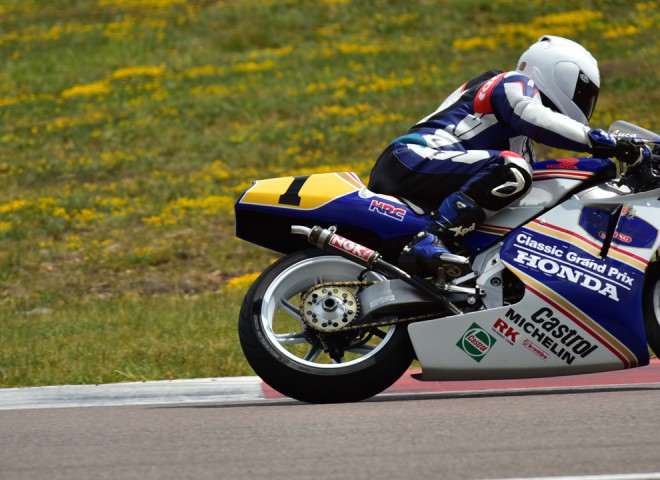 Honda NSR en sortie de courbe