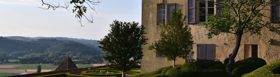 Les buis du château de Marqueyssac au soleil couchant.