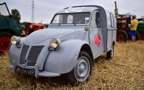 2cv fourgonnette au milieu des tracteurs – Rassemblement  ARAMAA, Reiningue, Alsace