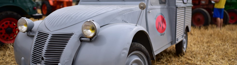 2cv fourgonnette au milieu des tracteurs – Rassemblement  ARAMAA, Reiningue, Alsace