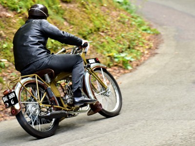 Motocyclette et chaussures de ville