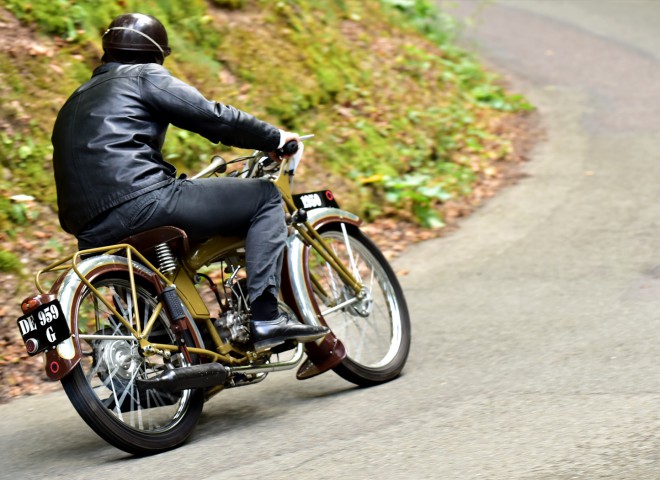 Motocyclette et chaussures de ville