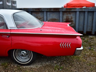 Ford Fairlane 500 et vieux container