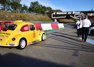 VW Coccinelle en sortie de stand