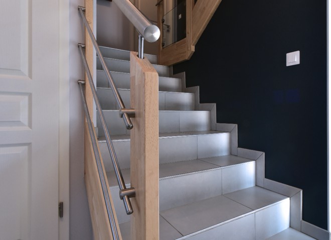 Maison contemporaine, escalier intérieur