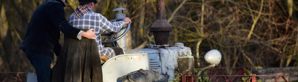 Tracteur de retour des champs