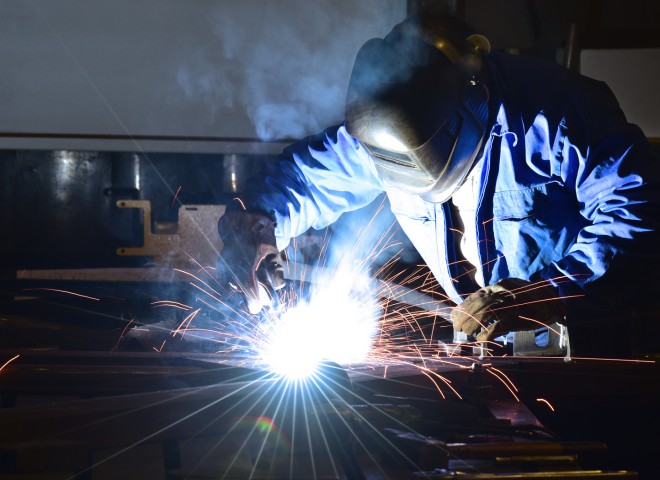 Usine Cocental – Soudeur à l’ouvrage