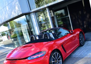 Porsche 718 Boxster robe rouge