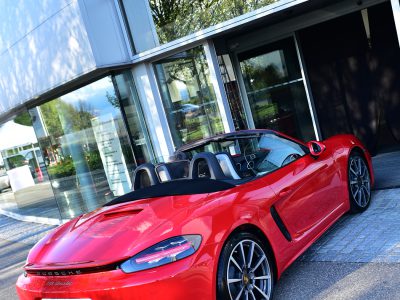 Porsche 718 Boxster robe rouge