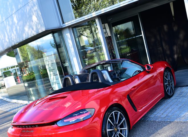 Porsche 718 Boxster robe rouge